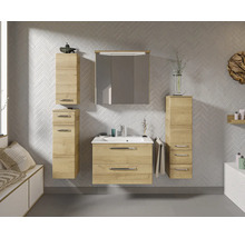 Badezimmer mit Waschtisch, Spiegelschrank und Hochschränken in Holzoptik