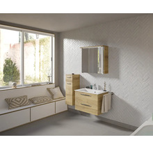 Helles Badezimmer mit Waschtisch, Spiegelschrank und Fensterbank