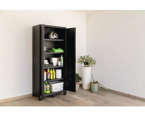 Offener Mehrzweckschrank mit mehreren Ablagen zur Aufbewahrung verschiedener Gegenstände