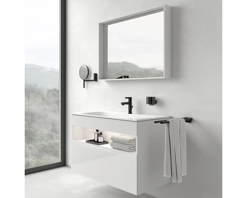 Salle de bain moderne avec lavabo blanc, miroir, porte-serviettes et robinetterie noire