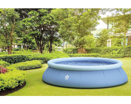Piscine gonflable dans le jardin