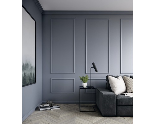 Wohnzimmer mit Sofa, Beistelltisch, Lampe und Wanddekoration