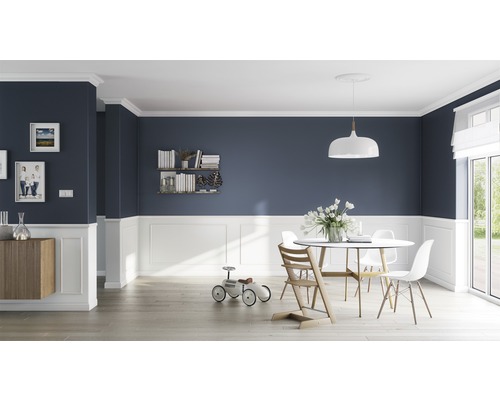 Esszimmer mit Esstisch, Stühlen, Wandregalen und Wandpaneelen