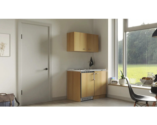 Cuisine équipée avec armoire suspendue, évier et réfrigérateur à côté d''une porte et d''une fenêtre.