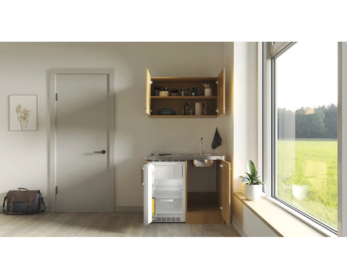 Cuisine compacte avec évier, plaque de cuisson, réfrigérateur et élément haut dans un environnement clair et convivial.