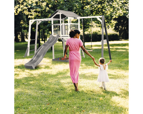 Kinderspielplatz mit Rutsche, Schaukel und Spielturm im Garten