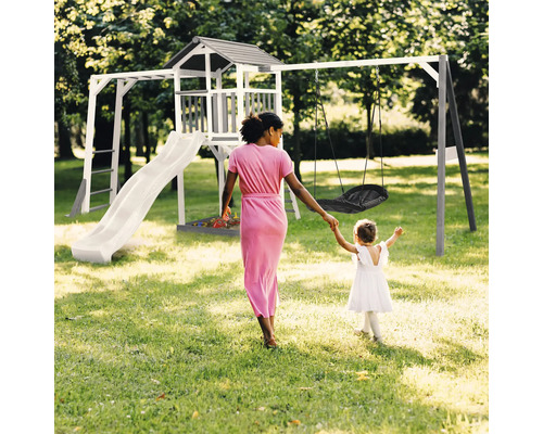 Spielplatz mit Turm, Rutsche und Schaukel für Kinder im Garten