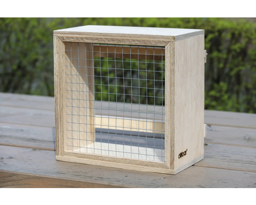 Nistkasten aus Holz mit Drahtgitter