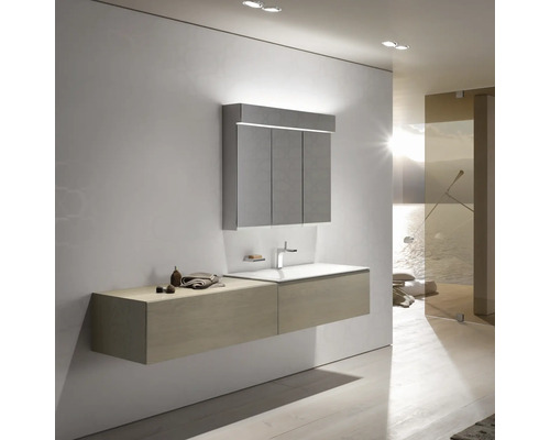 Modernes Badezimmer mit Waschtisch, Spiegelschrank und Meerblick