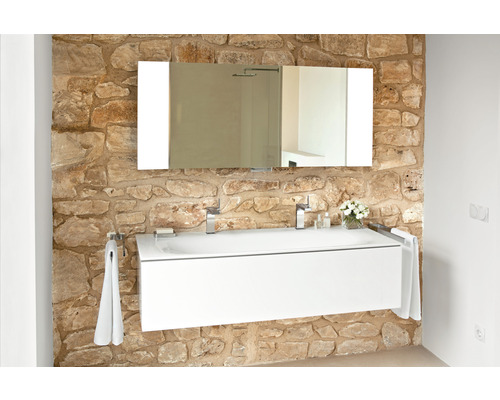 Modernes Badezimmer mit Waschtisch, Spiegel und Steinwand