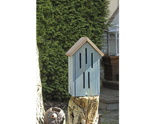 Insektenhotel aus Holz auf einem Baumstumpf