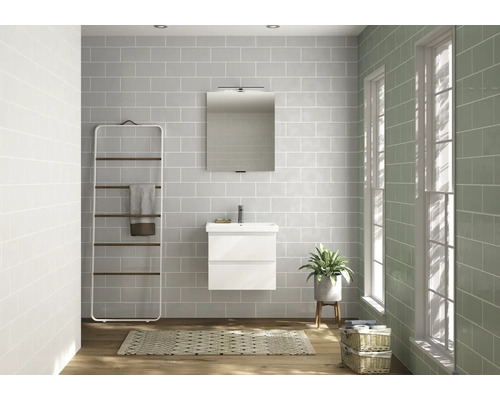 Modernes Badezimmer mit Waschbeckenunterschrank, Spiegel und Handtuchhalter