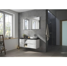 Modernes Badezimmer mit Waschtisch, Spiegel und Dusche