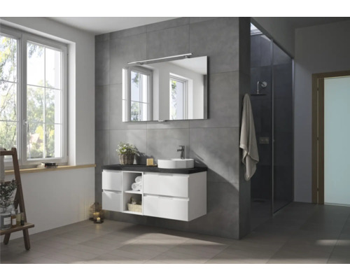 Modernes Badezimmer mit Waschtisch, Spiegel und Dusche