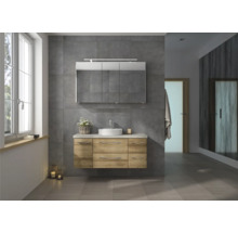 Modernes Badezimmer mit Waschtisch, Spiegel, Fenster und Fliesen