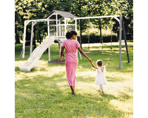 Spielplatz mit Schaukel, Rutsche und Spielturm im Garten