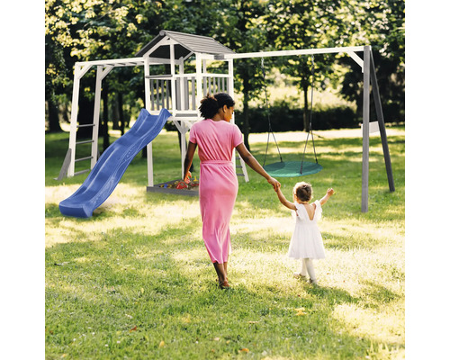 Spielplatz mit Turm, Rutsche und Schaukel für Kinder im Garten
