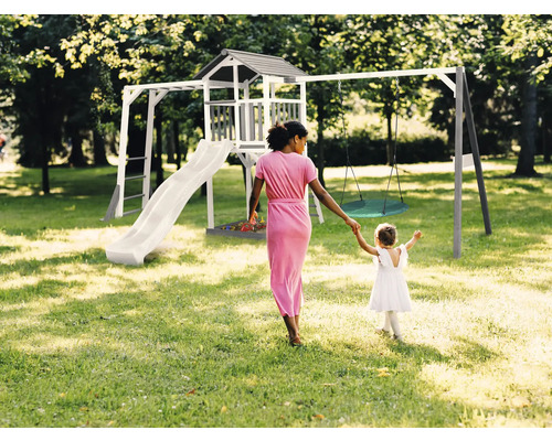 Spielplatz mit Turm, Rutsche und Schaukel im Garten