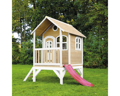 Maisonnette en bois avec toboggan dans le jardin