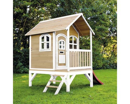 Maisonnette en bois avec toboggan et escalier dans le jardin