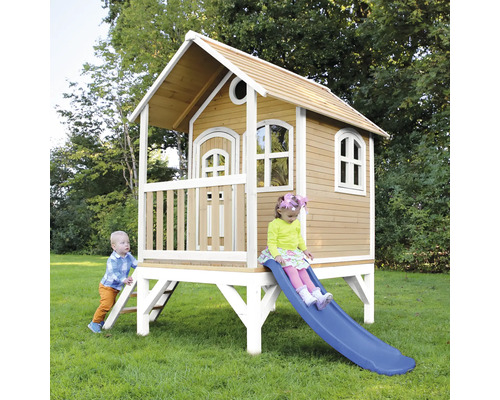 Maisonnette en bois avec toboggan et deux enfants dans le jardin