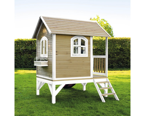 Cabane de jeu en bois avec véranda, fenêtres et escalier dans le jardin