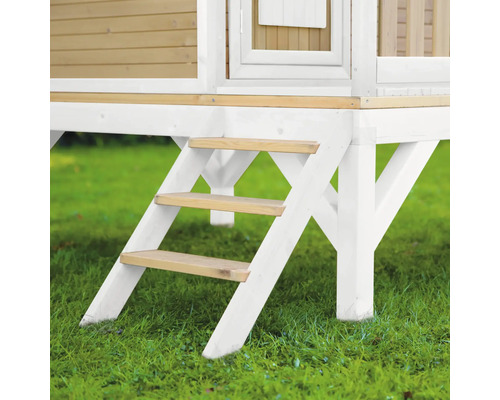 Gros plan d''un escalier en bois sur une cabane de jeu dans le jardin