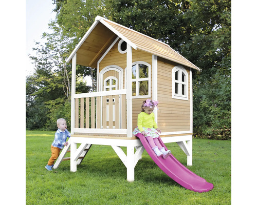 Cabane de jeux en bois avec toboggan et échelle dans le jardin.
