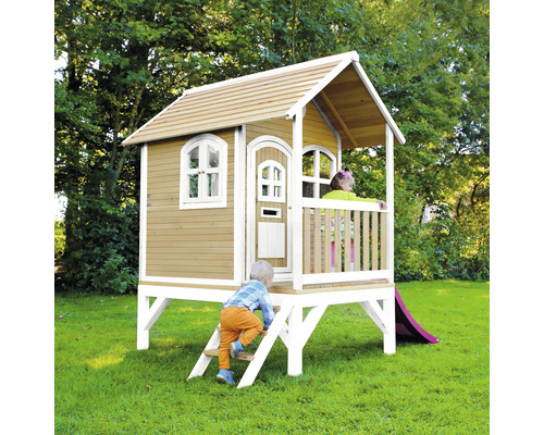 Cabane de jeu en bois avec toboggan dans le jardin pour que les enfants puissent jouer