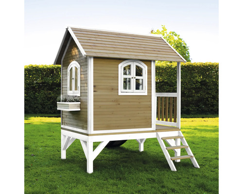 Cabane de jeu en bois avec véranda et escalier dans le jardin