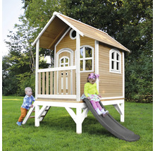 Maisonnette en bois avec toboggan et enfants dans le jardin.