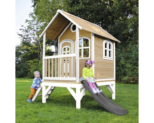 Maisonnette en bois avec toboggan et enfants dans le jardin.