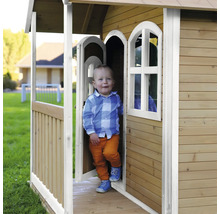 Enfant dans une cabane en bois avec porche et porte