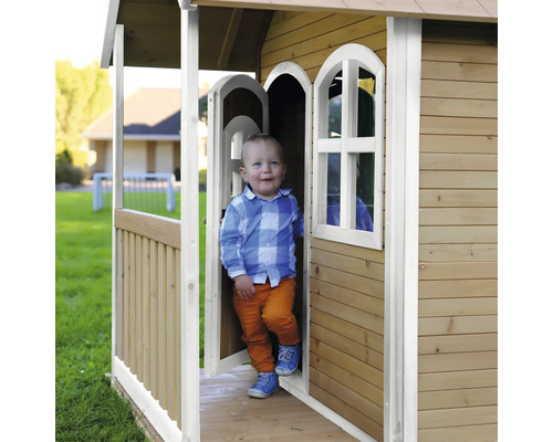 Enfant dans une cabane en bois avec porche et porte