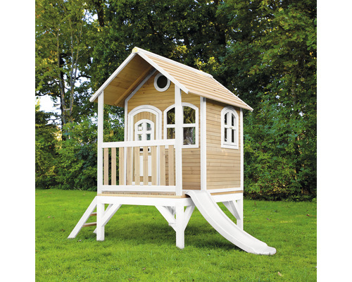 Maison de jeu en bois avec toboggan dans le jardin