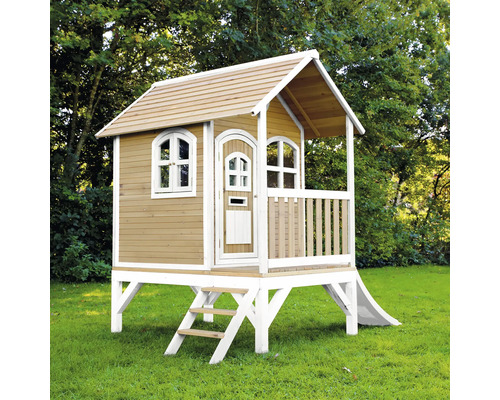 Cabane de jeu en bois avec toboggan et échelle dans le jardin