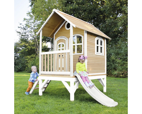 Cabane de jeu en bois avec toboggan et deux enfants dans le jardin