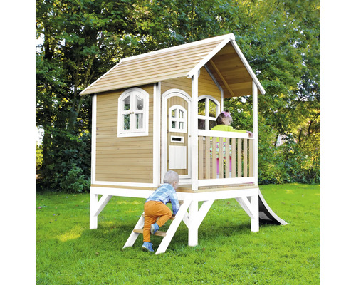 Maisonnette en bois avec toboggan dans le jardin avec deux enfants.