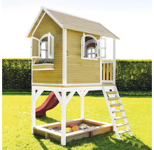 Cabane de jeu en bois avec bac à sable, toboggan et échelle dans le jardin.