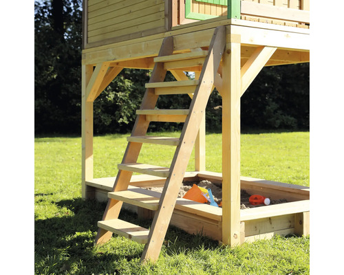 Spielturm mit Leiter und Sandkasten im Garten
