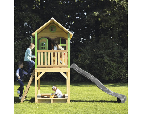 Holzspielhaus mit Rutsche und Sandkasten im Garten mit spielenden Kindern