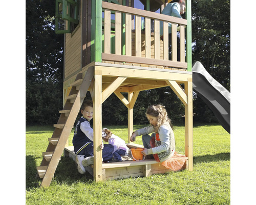 Spielturm mit Rutsche, Leiter und Sandkasten für Kinder im Garten.