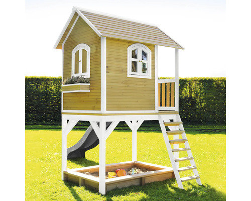 Maison de jeu en bois avec toboggan, bac à sable et échelle dans le jardin