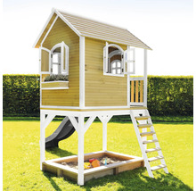 Maisonnette en bois avec bac à sable, toboggan et échelle dans le jardin