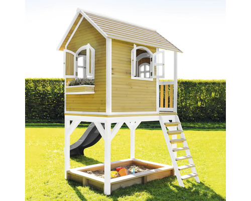 Maisonnette en bois avec bac à sable, toboggan et échelle dans le jardin