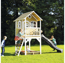 Maison de jeu en bois avec toboggan et bac à sable dans le jardin avec des enfants qui jouent