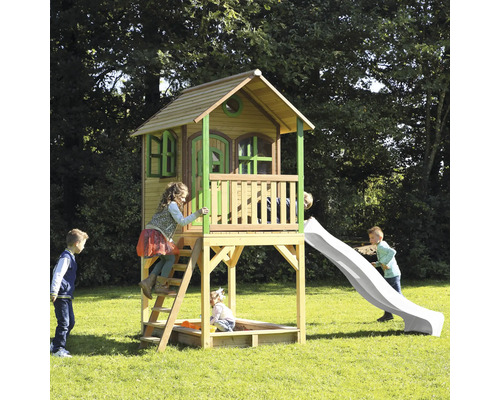 Spielhaus mit Rutsche und Sandkasten für Kinder im Garten.