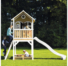 Maison de jeu pour enfants avec toboggan et bac à sable dans le jardin
