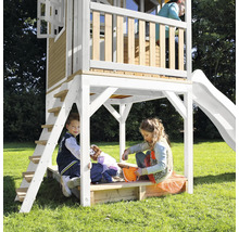 Tour de jeu avec toboggan, échelle et bac à sable pour enfants dans le jardin.
