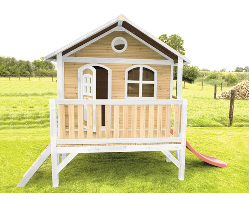 Spielhaus aus Holz mit Rutsche und Veranda im Garten